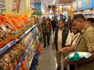 Direktur Utama Perum BULOG, Letjen TNI (Purn.) Ahmad Rizal Ramdhani, S.Sos., S.H., M.Han., didampingi Direktur SDM dan Transformasi Perum BULOG, Ade Prastya Nurdin dan Pemimpin BULOG Wilayah DKI Jakarta dan Banten, Taufan Akib, Rabu malam (5/8) melakukan peninjauan langsung ke beberaa retail modern di DKI Jakarta