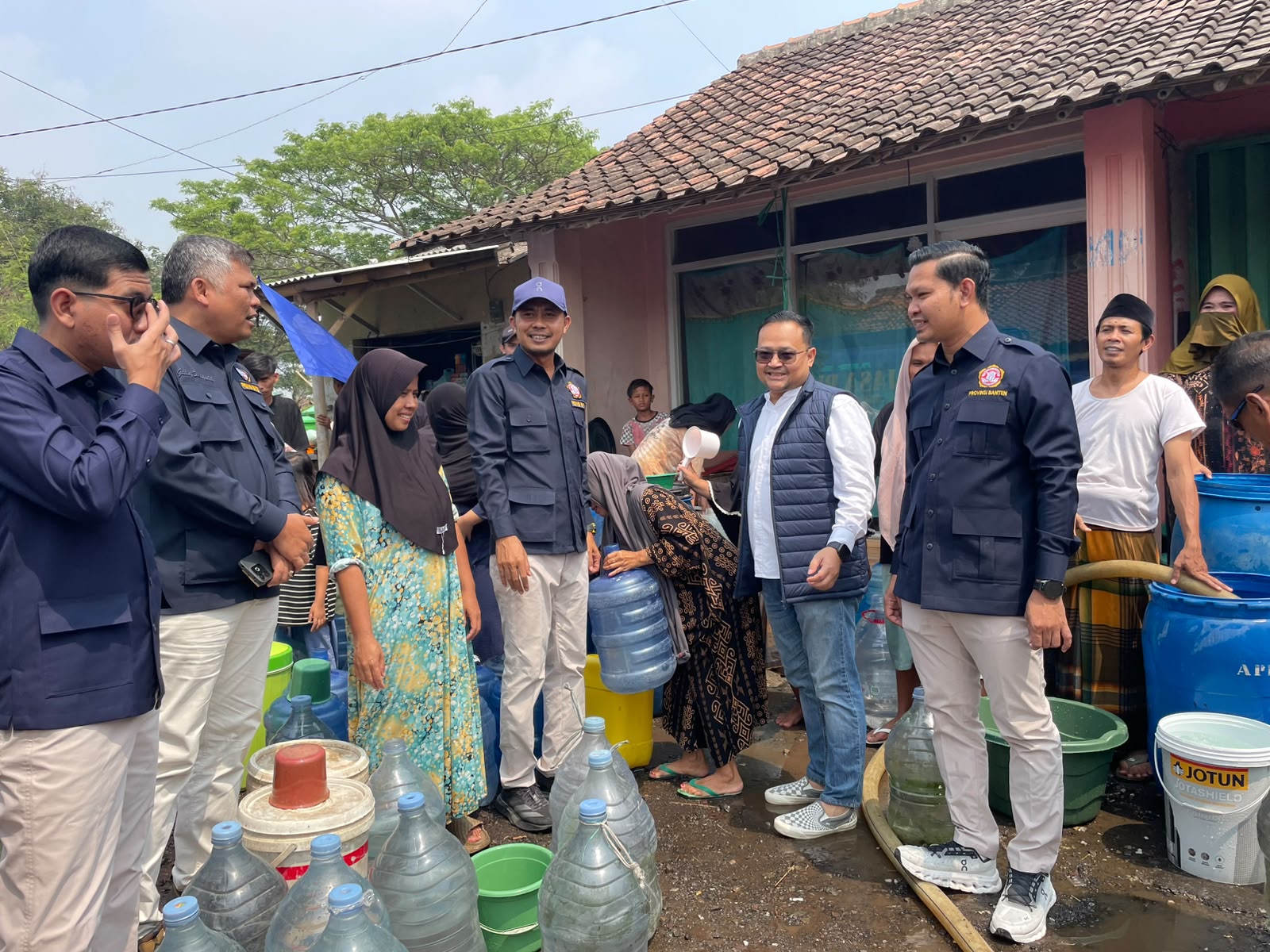 Warga di sejumlah wilayah Kecamatan Kasemen, Kota Serang, harus berjuang ekstra demi mendapatkan air bersih akibat kekeringan parah yang melanda.