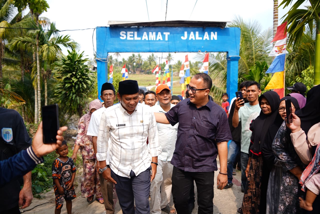 Anggota DPR RI Komisi IV Fraksi Partai NasDem, H. Arif Rahman, S.H., yang akrab disapa Orok Menes, berdiri di sana dengan pandangan penuh kekaguman.