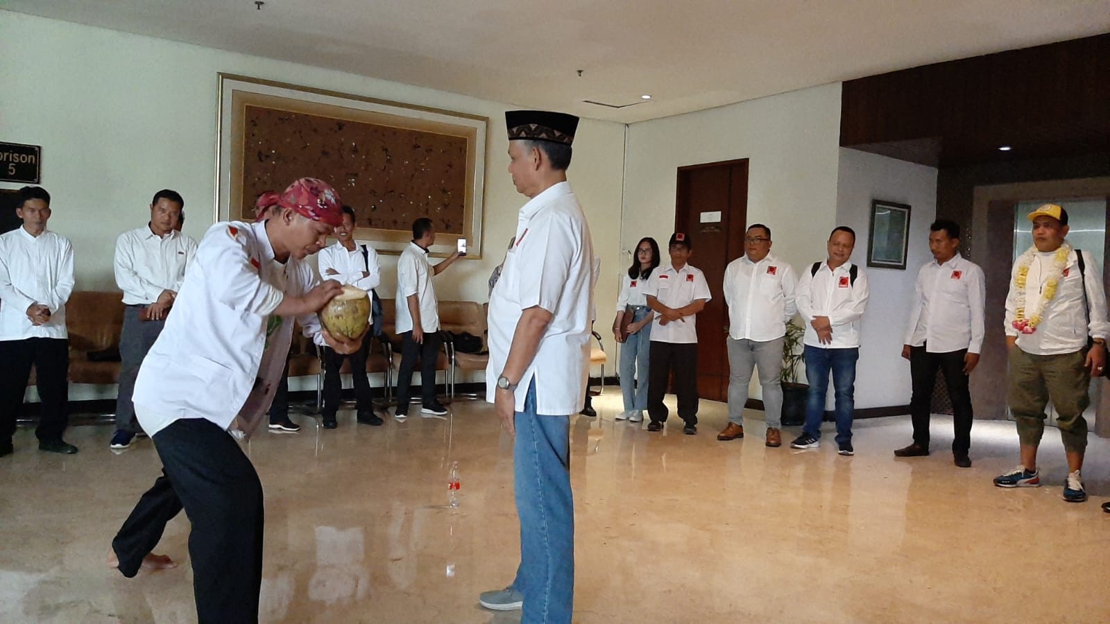 Ketua Projo Banten, Zulhamedy Syamsi, secara resmi meminta Dewan Pimpinan Pusat (DPP) Projo membahas secara serius gagasan menjadikan organisasi ini memiliki kendaraan politik sendiri guna menghadapi Pemilu 2029.