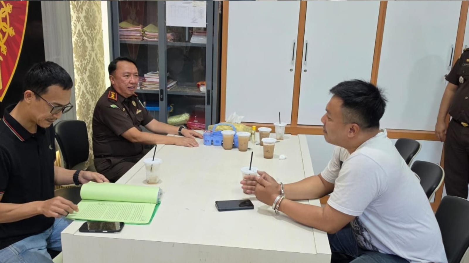 Tim Intelijen Kejaksaan Negeri Tegal berhasil mengamankan satu orang Daftar Pencarian Orang (DPO) perkara penipuan yang selama ini menghindar, Selasa (22/9/2026).
