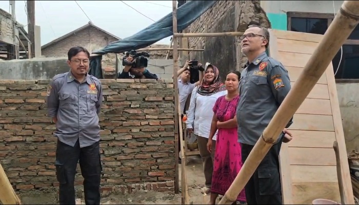 Kepala DPKP Kota Serang didampingi Kabid Kawasan Permukiman DPKP Eby Baihaki, meninjau perbaikan rumah tidak layak huni penerima bantuan di Kampung Cibetik, Walantaka, Rabu (28/10/2026).